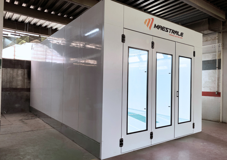 Cabine de Pintura Automotiva pressurizada por pressão positiva, modelo Ponente, marca Maestrale.