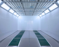 Interior da cabine de pintura automotiva pressurizada, ambiente controlado para um acabamento perfeito